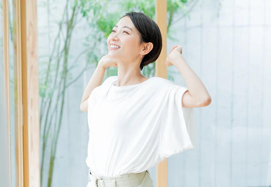 背筋の綺麗な女性